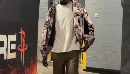 开云体育App-此前三连败！杜兰特潇洒入场 头戴時髦毛帽&amp;身穿撞色拉链夹克敞怀