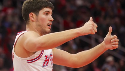 开云体育App-谢泼德：总体防守感觉好多了 我打得更有对抗性&amp;出现在合适位置