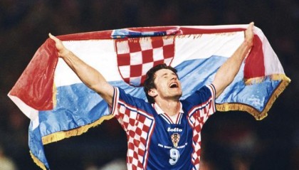 kaiyun-38岁的潘德夫腆着肚子进球后 球场上空一道彩虹