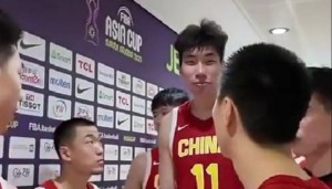 虽败犹荣！赛后中国男篮的队员还在复盘比赛 三宁和雷蒙还很自责