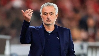 开云体育App-穆里尼奥怒斥VAR漏判点球，随后却公开道歉